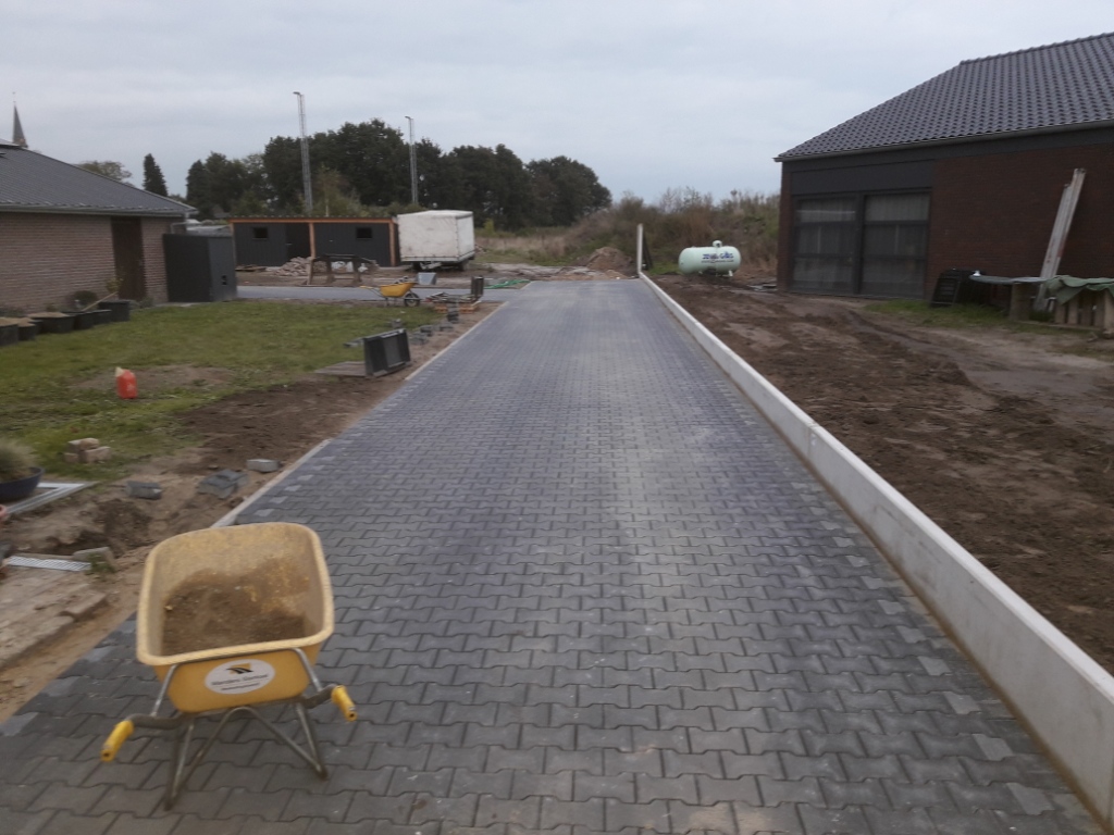 manders, sterksel, bestratingsbedrijf, bestratingswerk, h-profiel, h-klinker, heeze, leende, sterksel, herstraten, bestraten, straten, leggen, plaatsen, machinaal, handmatig, straatwerk, grondwerk, aanleg, riolering, sierbestrating, terras, tuin, oprit, Heeze, Leende, Sterksel, Someren, Asten, Lierop, Deurne, Helmond, Geldrop, Mierlo, Valkenswaard, Eindhoven, Waalre, Maarheeze, Budel, Soerendonk, Nederweert, Weert, noord-brabant, limburg, leverancier, materiaal, stenen, tegels, klinkers, h-klinkers, dikformaat. waalformaat, waaltjes, grind, split, gebakken, betonnen, opsluit, stoep, banden, minigraver, miniloader, PVC buizen, afvoer, trottoirbanden, stratenmaker, h, erfverharding, prijs, offerte, kosten, kopen;