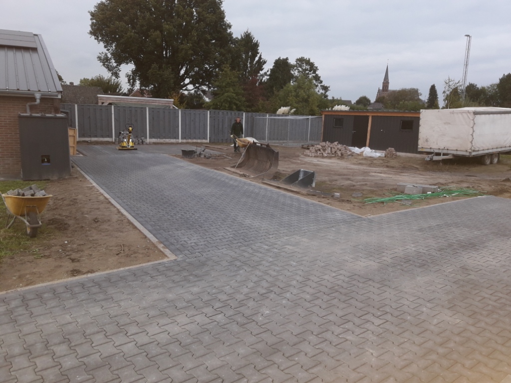 manders, sterksel, bestratingsbedrijf, bestratingswerk, h-profiel, h-klinker, heeze, leende, sterksel, herstraten, bestraten, straten, leggen, plaatsen, machinaal, handmatig, straatwerk, grondwerk, aanleg, riolering, sierbestrating, terras, tuin, oprit, Heeze, Leende, Sterksel, Someren, Asten, Lierop, Deurne, Helmond, Geldrop, Mierlo, Valkenswaard, Eindhoven, Waalre, Maarheeze, Budel, Soerendonk, Nederweert, Weert, noord-brabant, limburg, leverancier, materiaal, stenen, tegels, klinkers, h-klinkers, dikformaat. waalformaat, waaltjes, grind, split, gebakken, betonnen, opsluit, stoep, banden, minigraver, miniloader, PVC buizen, afvoer, trottoirbanden, stratenmaker, h, erfverharding, prijs, offerte, kosten, kopen;