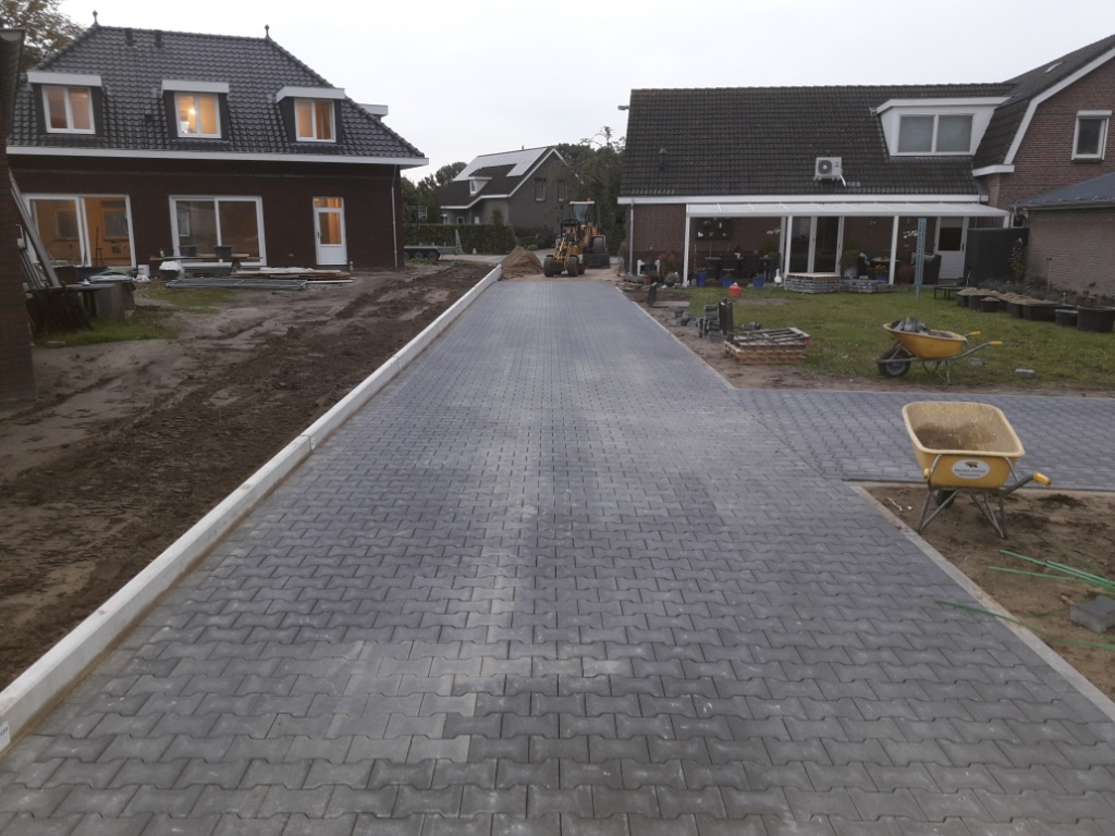 manders, sterksel, bestratingsbedrijf, bestratingswerk, h-profiel, h-klinker, heeze, leende, sterksel, herstraten, bestraten, straten, leggen, plaatsen, machinaal, handmatig, straatwerk, grondwerk, aanleg, riolering, sierbestrating, terras, tuin, oprit, Heeze, Leende, Sterksel, Someren, Asten, Lierop, Deurne, Helmond, Geldrop, Mierlo, Valkenswaard, Eindhoven, Waalre, Maarheeze, Budel, Soerendonk, Nederweert, Weert, noord-brabant, limburg, leverancier, materiaal, stenen, tegels, klinkers, h-klinkers, dikformaat. waalformaat, waaltjes, grind, split, gebakken, betonnen, opsluit, stoep, banden, minigraver, miniloader, PVC buizen, afvoer, trottoirbanden, stratenmaker, h, erfverharding, prijs, offerte, kosten, kopen;