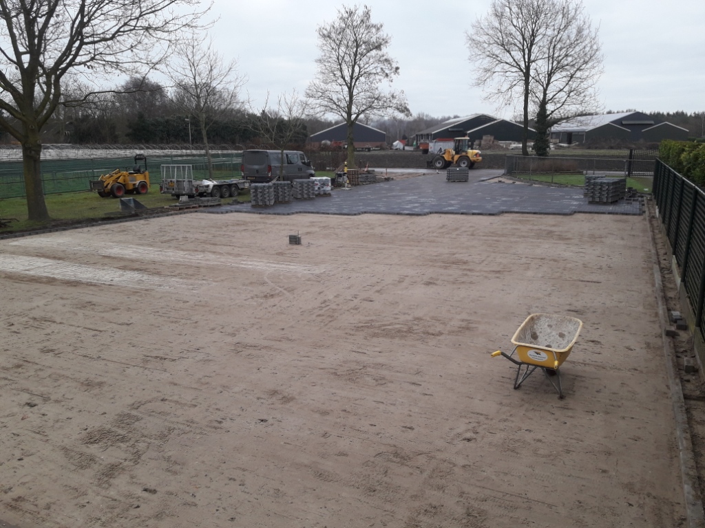 manders, sterksel, bestratingsbedrijf, bestratingswerk, h-profiel, h-klinker, heeze, leende, sterksel, herstraten, bestraten, straten, leggen, plaatsen, machinaal, handmatig, straatwerk, grondwerk, aanleg, riolering, sierbestrating, terras, tuin, oprit, Heeze, Leende, Sterksel, Someren, Asten, Lierop, Deurne, Helmond, Geldrop, Mierlo, Valkenswaard, Eindhoven, Waalre, Maarheeze, Budel, Soerendonk, Nederweert, Weert, noord-brabant, limburg, leverancier, materiaal, stenen, tegels, klinkers, h-klinkers, dikformaat. waalformaat, waaltjes, grind, split, gebakken, betonnen, opsluit, stoep, banden, minigraver, miniloader, PVC buizen, afvoer, trottoirbanden, stratenmaker, h, erfverharding, prijs, offerte, kosten, kopen;