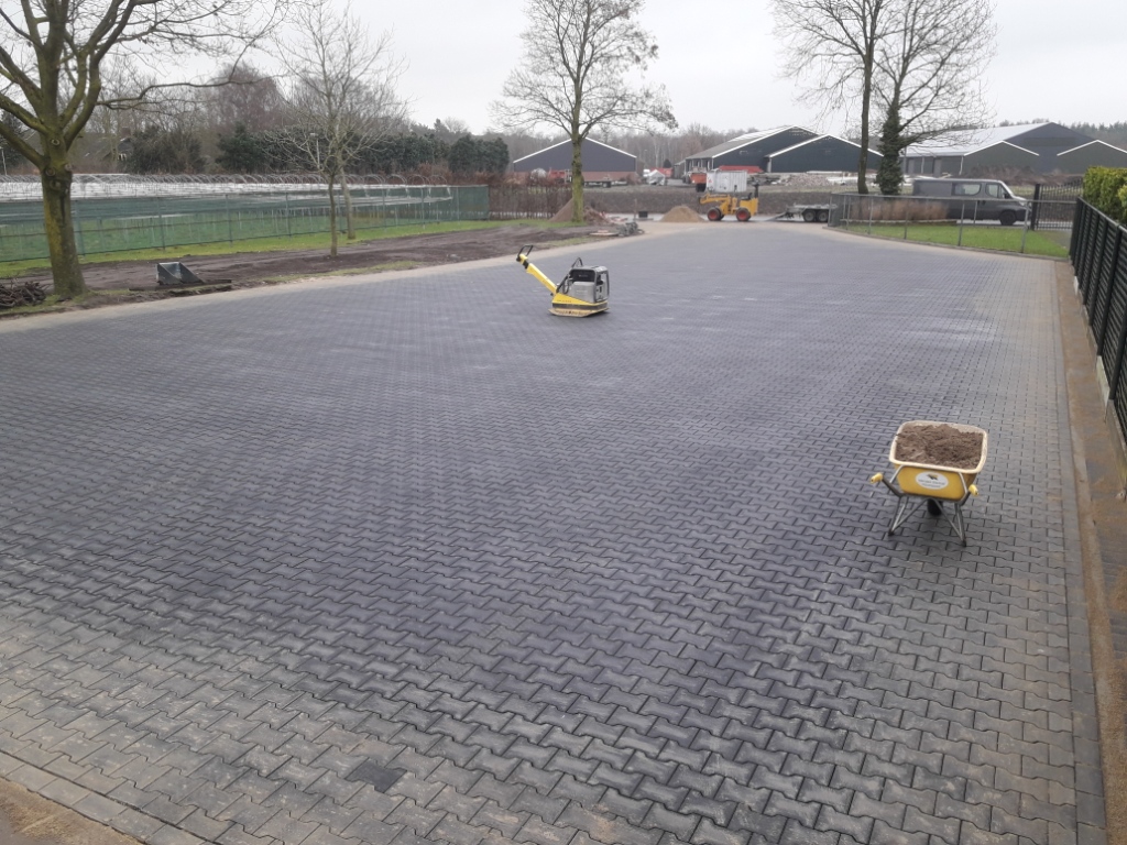 manders, sterksel, bestratingsbedrijf, bestratingswerk, h-profiel, h-klinker, heeze, leende, sterksel, herstraten, bestraten, straten, leggen, plaatsen, machinaal, handmatig, straatwerk, grondwerk, aanleg, riolering, sierbestrating, terras, tuin, oprit, Heeze, Leende, Sterksel, Someren, Asten, Lierop, Deurne, Helmond, Geldrop, Mierlo, Valkenswaard, Eindhoven, Waalre, Maarheeze, Budel, Soerendonk, Nederweert, Weert, noord-brabant, limburg, leverancier, materiaal, stenen, tegels, klinkers, h-klinkers, dikformaat. waalformaat, waaltjes, grind, split, gebakken, betonnen, opsluit, stoep, banden, minigraver, miniloader, PVC buizen, afvoer, trottoirbanden, stratenmaker, h, erfverharding, prijs, offerte, kosten, kopen;