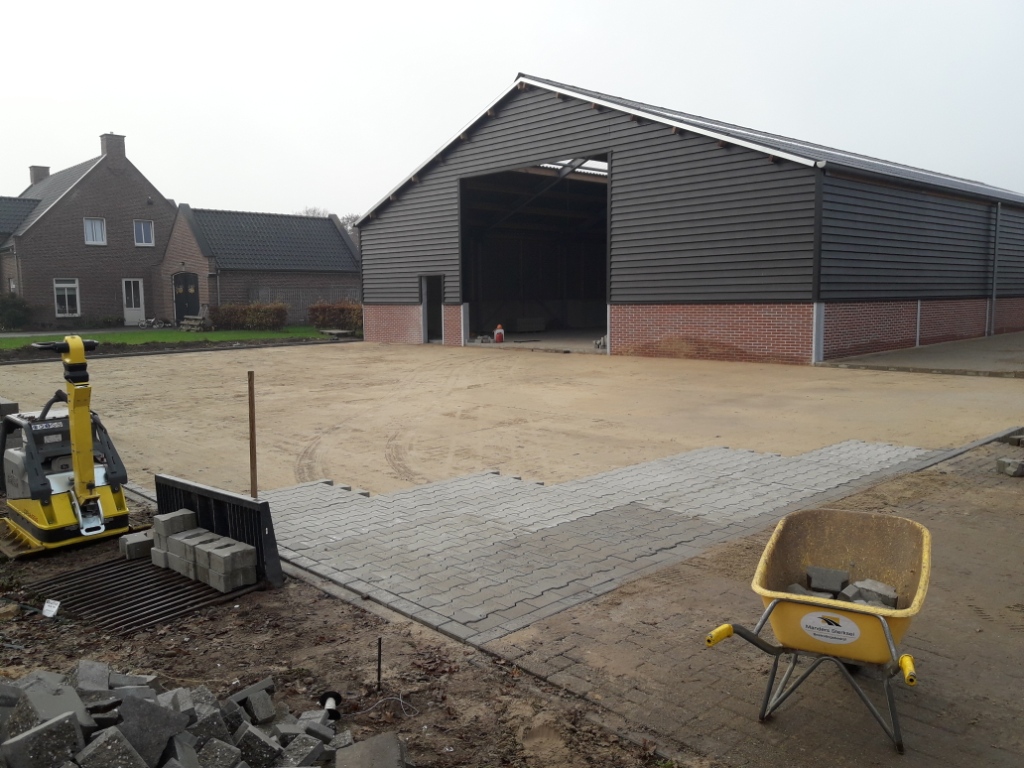 manders, sterksel, bestratingsbedrijf, bestratingswerk, h-profiel, h-klinker, heeze, leende, sterksel, herstraten, bestraten, straten, leggen, plaatsen, machinaal, handmatig, straatwerk, grondwerk, aanleg, riolering, sierbestrating, terras, tuin, oprit, Heeze, Leende, Sterksel, Someren, Asten, Lierop, Deurne, Helmond, Geldrop, Mierlo, Valkenswaard, Eindhoven, Waalre, Maarheeze, Budel, Soerendonk, Nederweert, Weert, noord-brabant, limburg, leverancier, materiaal, stenen, tegels, klinkers, h-klinkers, dikformaat. waalformaat, waaltjes, grind, split, gebakken, betonnen, opsluit, stoep, banden, minigraver, miniloader, PVC buizen, afvoer, trottoirbanden, stratenmaker, h, erfverharding, prijs, offerte, kosten, kopen;