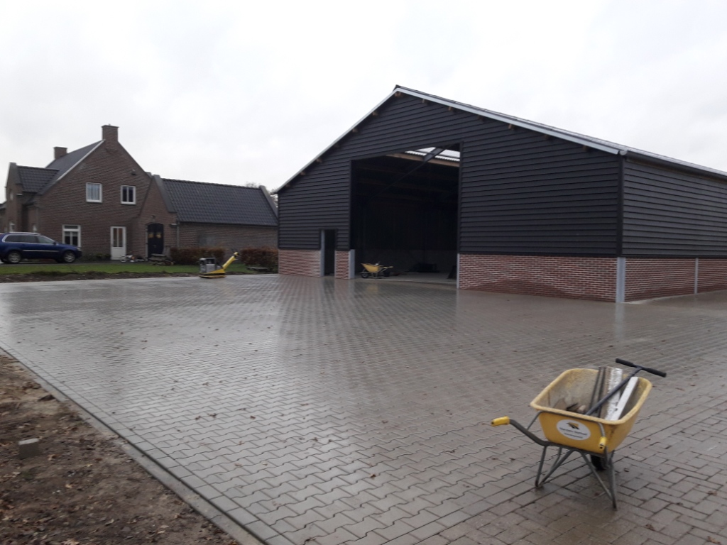 manders, sterksel, bestratingsbedrijf, bestratingswerk, h-profiel, h-klinker, heeze, leende, sterksel, herstraten, bestraten, straten, leggen, plaatsen, machinaal, handmatig, straatwerk, grondwerk, aanleg, riolering, sierbestrating, terras, tuin, oprit, Heeze, Leende, Sterksel, Someren, Asten, Lierop, Deurne, Helmond, Geldrop, Mierlo, Valkenswaard, Eindhoven, Waalre, Maarheeze, Budel, Soerendonk, Nederweert, Weert, noord-brabant, limburg, leverancier, materiaal, stenen, tegels, klinkers, h-klinkers, dikformaat. waalformaat, waaltjes, grind, split, gebakken, betonnen, opsluit, stoep, banden, minigraver, miniloader, PVC buizen, afvoer, trottoirbanden, stratenmaker, h, erfverharding, prijs, offerte, kosten, kopen;