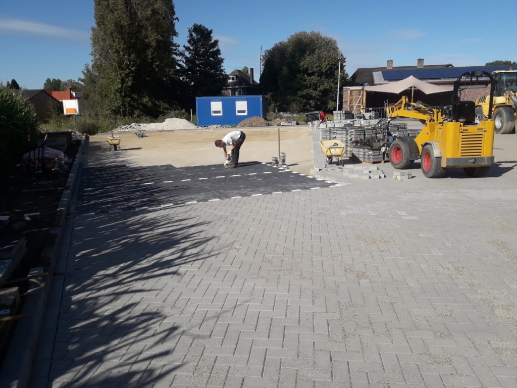 manders, sterksel, bestratingsbedrijf, bestratingswerk, h-profiel, h-klinker, heeze, leende, sterksel, herstraten, bestraten, straten, leggen, plaatsen, machinaal, handmatig, straatwerk, grondwerk, aanleg, riolering, sierbestrating, terras, tuin, oprit, Heeze, Leende, Sterksel, Someren, Asten, Lierop, Deurne, Helmond, Geldrop, Mierlo, Valkenswaard, Eindhoven, Waalre, Maarheeze, Budel, Soerendonk, Nederweert, Weert, noord-brabant, limburg, leverancier, materiaal, stenen, tegels, klinkers, h-klinkers, dikformaat. waalformaat, waaltjes, grind, split, gebakken, betonnen, opsluit, stoep, banden, minigraver, miniloader, PVC buizen, afvoer, trottoirbanden, stratenmaker, h, erfverharding, prijs, offerte, kosten, kopen;