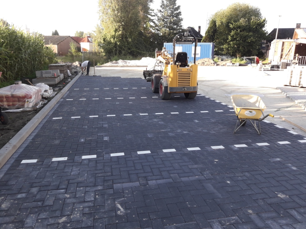 manders, sterksel, bestratingsbedrijf, bestratingswerk, h-profiel, h-klinker, heeze, leende, sterksel, herstraten, bestraten, straten, leggen, plaatsen, machinaal, handmatig, straatwerk, grondwerk, aanleg, riolering, sierbestrating, terras, tuin, oprit, Heeze, Leende, Sterksel, Someren, Asten, Lierop, Deurne, Helmond, Geldrop, Mierlo, Valkenswaard, Eindhoven, Waalre, Maarheeze, Budel, Soerendonk, Nederweert, Weert, noord-brabant, limburg, leverancier, materiaal, stenen, tegels, klinkers, h-klinkers, dikformaat. waalformaat, waaltjes, grind, split, gebakken, betonnen, opsluit, stoep, banden, minigraver, miniloader, PVC buizen, afvoer, trottoirbanden, stratenmaker, h, erfverharding, prijs, offerte, kosten, kopen;