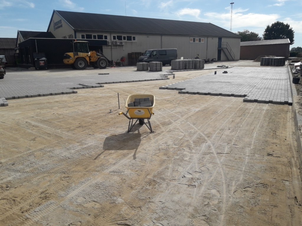 manders, sterksel, bestratingsbedrijf, bestratingswerk, h-profiel, h-klinker, heeze, leende, sterksel, herstraten, bestraten, straten, leggen, plaatsen, machinaal, handmatig, straatwerk, grondwerk, aanleg, riolering, sierbestrating, terras, tuin, oprit, Heeze, Leende, Sterksel, Someren, Asten, Lierop, Deurne, Helmond, Geldrop, Mierlo, Valkenswaard, Eindhoven, Waalre, Maarheeze, Budel, Soerendonk, Nederweert, Weert, noord-brabant, limburg, leverancier, materiaal, stenen, tegels, klinkers, h-klinkers, dikformaat. waalformaat, waaltjes, grind, split, gebakken, betonnen, opsluit, stoep, banden, minigraver, miniloader, PVC buizen, afvoer, trottoirbanden, stratenmaker, h, erfverharding, prijs, offerte, kosten, kopen;