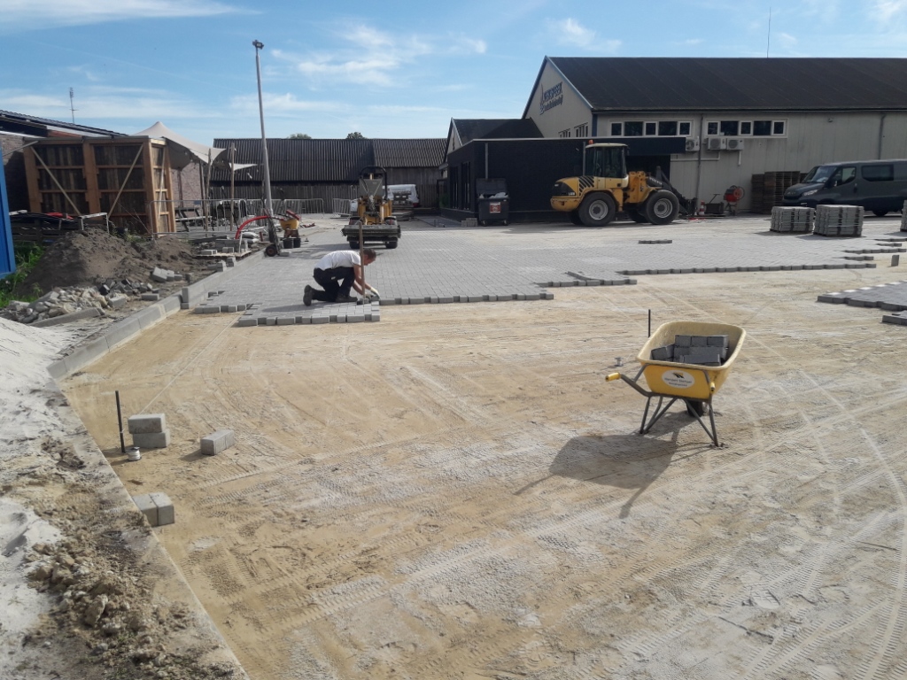 manders, sterksel, bestratingsbedrijf, bestratingswerk, h-profiel, h-klinker, heeze, leende, sterksel, herstraten, bestraten, straten, leggen, plaatsen, machinaal, handmatig, straatwerk, grondwerk, aanleg, riolering, sierbestrating, terras, tuin, oprit, Heeze, Leende, Sterksel, Someren, Asten, Lierop, Deurne, Helmond, Geldrop, Mierlo, Valkenswaard, Eindhoven, Waalre, Maarheeze, Budel, Soerendonk, Nederweert, Weert, noord-brabant, limburg, leverancier, materiaal, stenen, tegels, klinkers, h-klinkers, dikformaat. waalformaat, waaltjes, grind, split, gebakken, betonnen, opsluit, stoep, banden, minigraver, miniloader, PVC buizen, afvoer, trottoirbanden, stratenmaker, h, erfverharding, prijs, offerte, kosten, kopen;