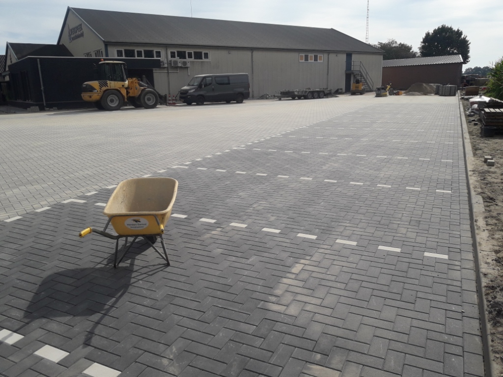 manders, sterksel, bestratingsbedrijf, bestratingswerk, h-profiel, h-klinker, heeze, leende, sterksel, herstraten, bestraten, straten, leggen, plaatsen, machinaal, handmatig, straatwerk, grondwerk, aanleg, riolering, sierbestrating, terras, tuin, oprit, Heeze, Leende, Sterksel, Someren, Asten, Lierop, Deurne, Helmond, Geldrop, Mierlo, Valkenswaard, Eindhoven, Waalre, Maarheeze, Budel, Soerendonk, Nederweert, Weert, noord-brabant, limburg, leverancier, materiaal, stenen, tegels, klinkers, h-klinkers, dikformaat. waalformaat, waaltjes, grind, split, gebakken, betonnen, opsluit, stoep, banden, minigraver, miniloader, PVC buizen, afvoer, trottoirbanden, stratenmaker, h, erfverharding, prijs, offerte, kosten, kopen;