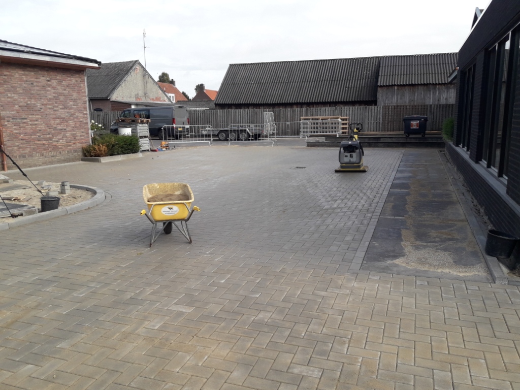 manders, sterksel, bestratingsbedrijf, bestratingswerk, h-profiel, h-klinker, heeze, leende, sterksel, herstraten, bestraten, straten, leggen, plaatsen, machinaal, handmatig, straatwerk, grondwerk, aanleg, riolering, sierbestrating, terras, tuin, oprit, Heeze, Leende, Sterksel, Someren, Asten, Lierop, Deurne, Helmond, Geldrop, Mierlo, Valkenswaard, Eindhoven, Waalre, Maarheeze, Budel, Soerendonk, Nederweert, Weert, noord-brabant, limburg, leverancier, materiaal, stenen, tegels, klinkers, h-klinkers, dikformaat. waalformaat, waaltjes, grind, split, gebakken, betonnen, opsluit, stoep, banden, minigraver, miniloader, PVC buizen, afvoer, trottoirbanden, stratenmaker, h, erfverharding, prijs, offerte, kosten, kopen;