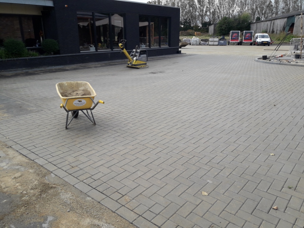 manders, sterksel, bestratingsbedrijf, bestratingswerk, h-profiel, h-klinker, heeze, leende, sterksel, herstraten, bestraten, straten, leggen, plaatsen, machinaal, handmatig, straatwerk, grondwerk, aanleg, riolering, sierbestrating, terras, tuin, oprit, Heeze, Leende, Sterksel, Someren, Asten, Lierop, Deurne, Helmond, Geldrop, Mierlo, Valkenswaard, Eindhoven, Waalre, Maarheeze, Budel, Soerendonk, Nederweert, Weert, noord-brabant, limburg, leverancier, materiaal, stenen, tegels, klinkers, h-klinkers, dikformaat. waalformaat, waaltjes, grind, split, gebakken, betonnen, opsluit, stoep, banden, minigraver, miniloader, PVC buizen, afvoer, trottoirbanden, stratenmaker, h, erfverharding, prijs, offerte, kosten, kopen;