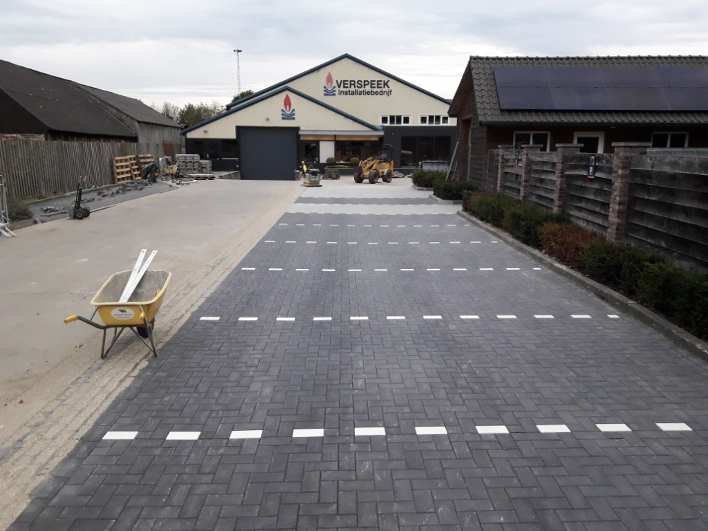 manders, sterksel, bestratingsbedrijf, bestratingswerk, h-profiel, h-klinker, heeze, leende, sterksel, herstraten, bestraten, straten, leggen, plaatsen, machinaal, handmatig, straatwerk, grondwerk, aanleg, riolering, sierbestrating, terras, tuin, oprit, Heeze, Leende, Sterksel, Someren, Asten, Lierop, Deurne, Helmond, Geldrop, Mierlo, Valkenswaard, Eindhoven, Waalre, Maarheeze, Budel, Soerendonk, Nederweert, Weert, noord-brabant, limburg, leverancier, materiaal, stenen, tegels, klinkers, h-klinkers, dikformaat. waalformaat, waaltjes, grind, split, gebakken, betonnen, opsluit, stoep, banden, minigraver, miniloader, PVC buizen, afvoer, trottoirbanden, stratenmaker, h, erfverharding, prijs, offerte, kosten, kopen;