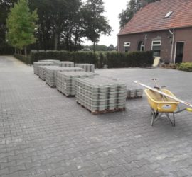 manders, sterksel, bestratingsbedrijf, bestratingswerk, h-profiel, h-klinker, heeze, leende, sterksel, herstraten, bestraten, straten, leggen, plaatsen, machinaal, handmatig, straatwerk, grondwerk, aanleg, riolering, sierbestrating, terras, tuin, oprit, Heeze, Leende, Sterksel, Someren, Asten, Lierop, Deurne, Helmond, Geldrop, Mierlo, Valkenswaard, Eindhoven, Waalre, Maarheeze, Budel, Soerendonk, Nederweert, Weert, noord-brabant, limburg, leverancier, materiaal, stenen, tegels, klinkers, h-klinkers, dikformaat. waalformaat, waaltjes, grind, split, gebakken, betonnen, opsluit, stoep, banden, minigraver, miniloader, PVC buizen, afvoer, trottoirbanden, stratenmaker, h, erfverharding, prijs, offerte, kosten, kopen